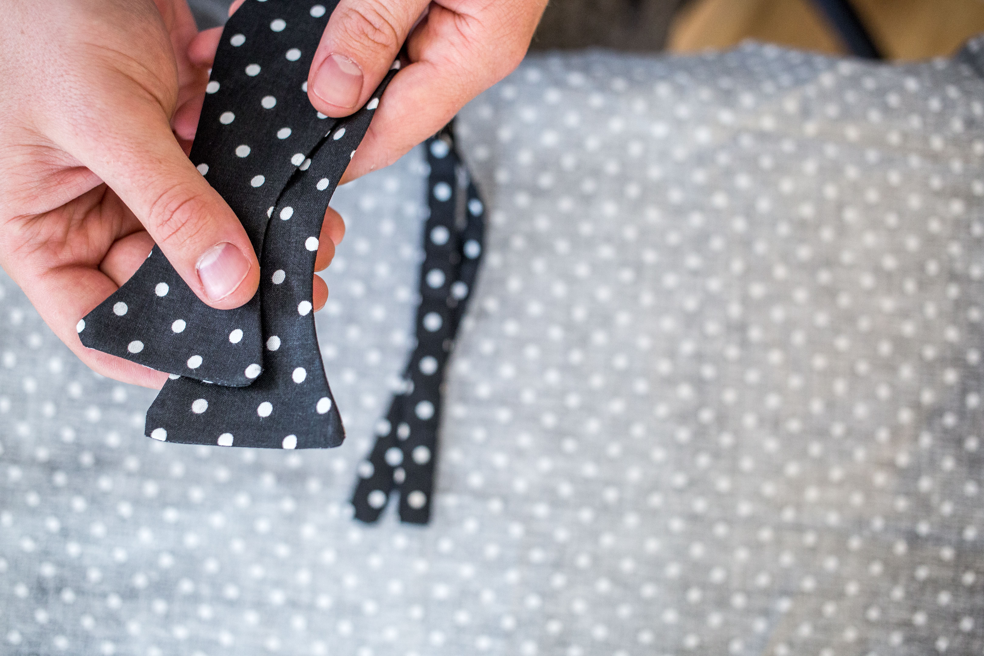 aliceandlogan_bowties_haende_stoff