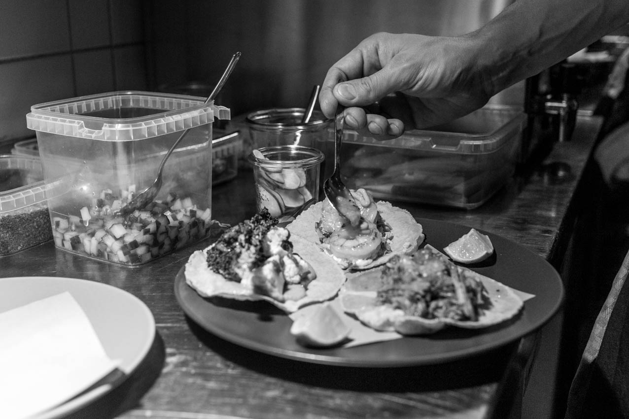 alma-cook-up-culinary-gallery-hamburgstories-anrichten