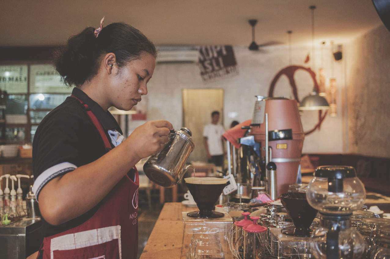 anomali-coffee-seminyak-barista-filter