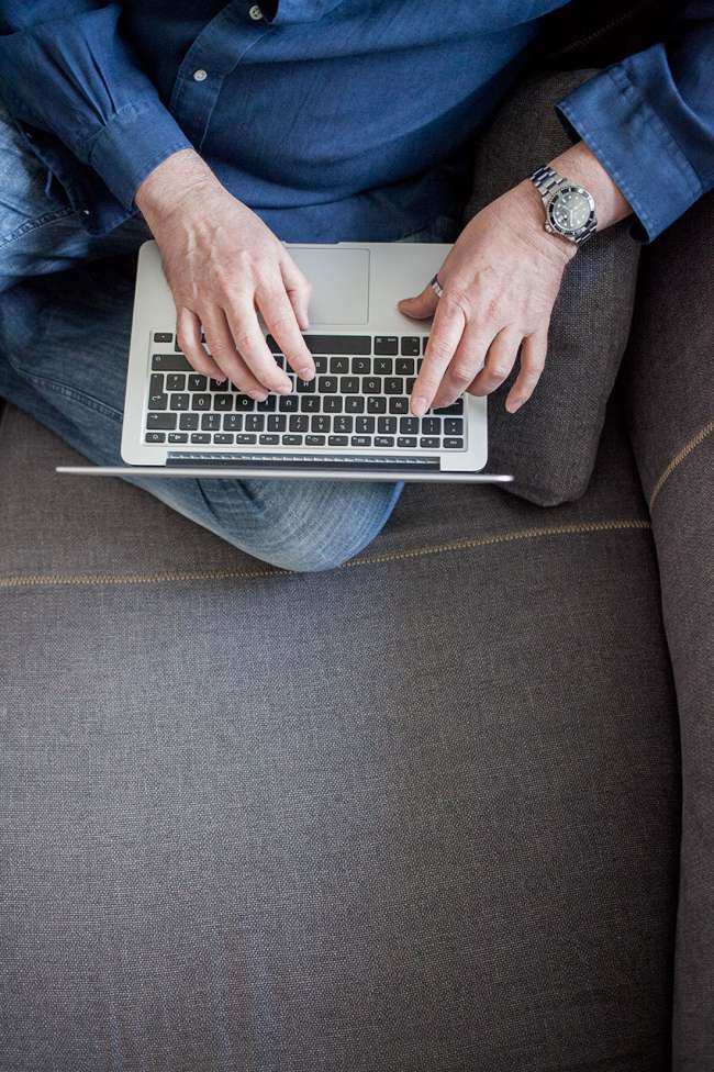 bruno-schulz-schulzundtebbe-schreiben-laptop-sofa