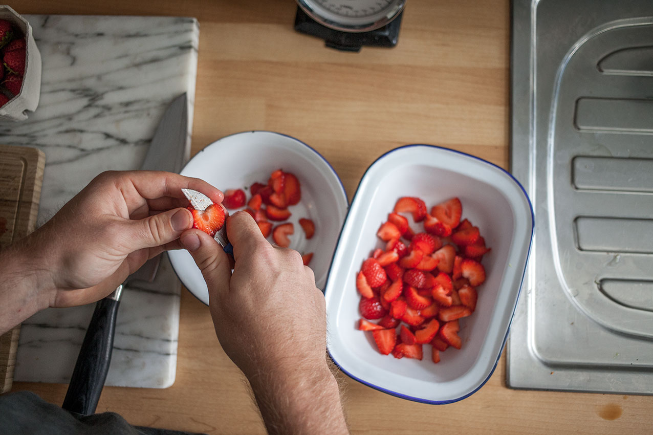 ccfoodblog-recipes-erdbeeren-schneiden