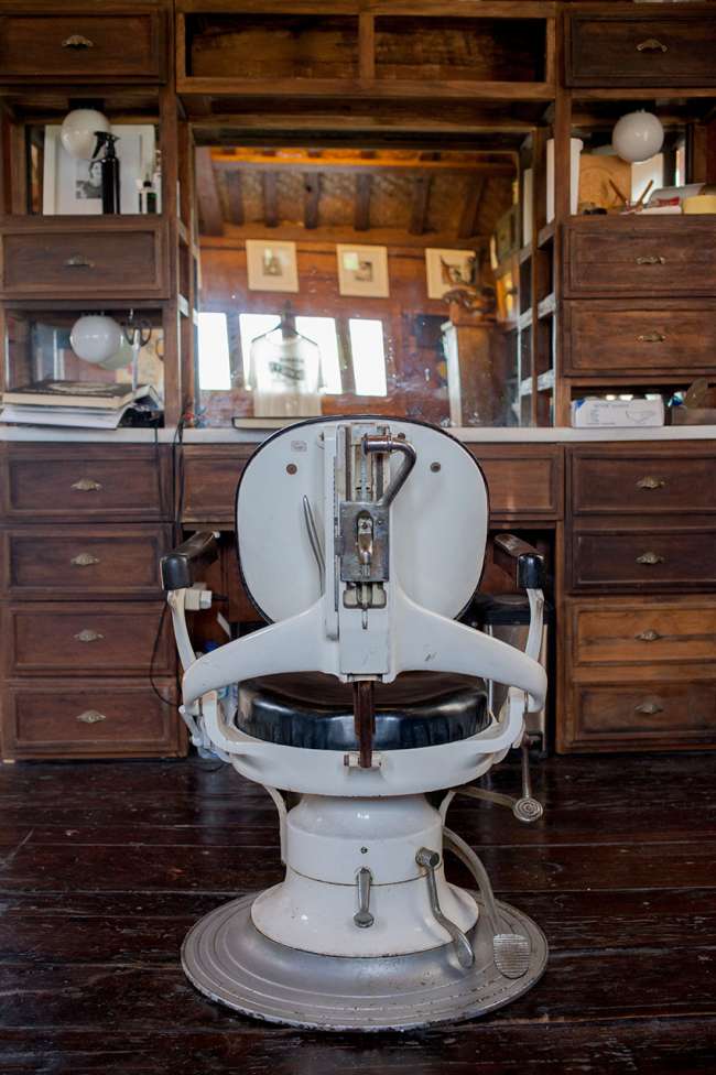 dorseys-barber-shop-at-deus-ex-machina-barber-chair-mirror