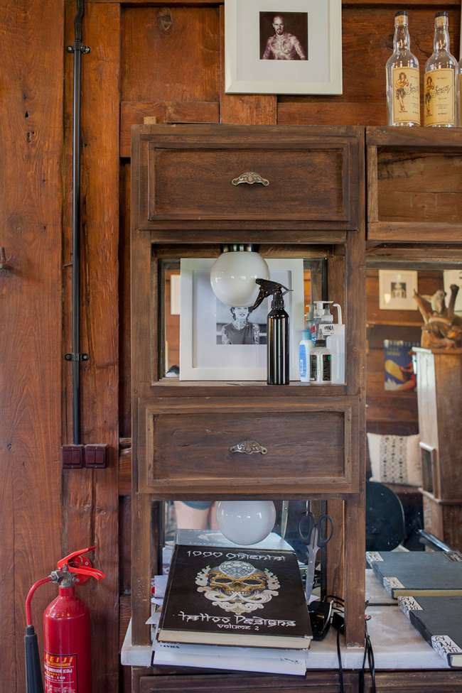 dorseys-barber-shop-at-deus-ex-machina-personel-shelf