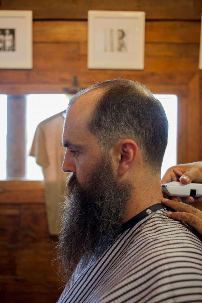 dorseys-barber-shop-at-deus-ex-machina-shaving-customer