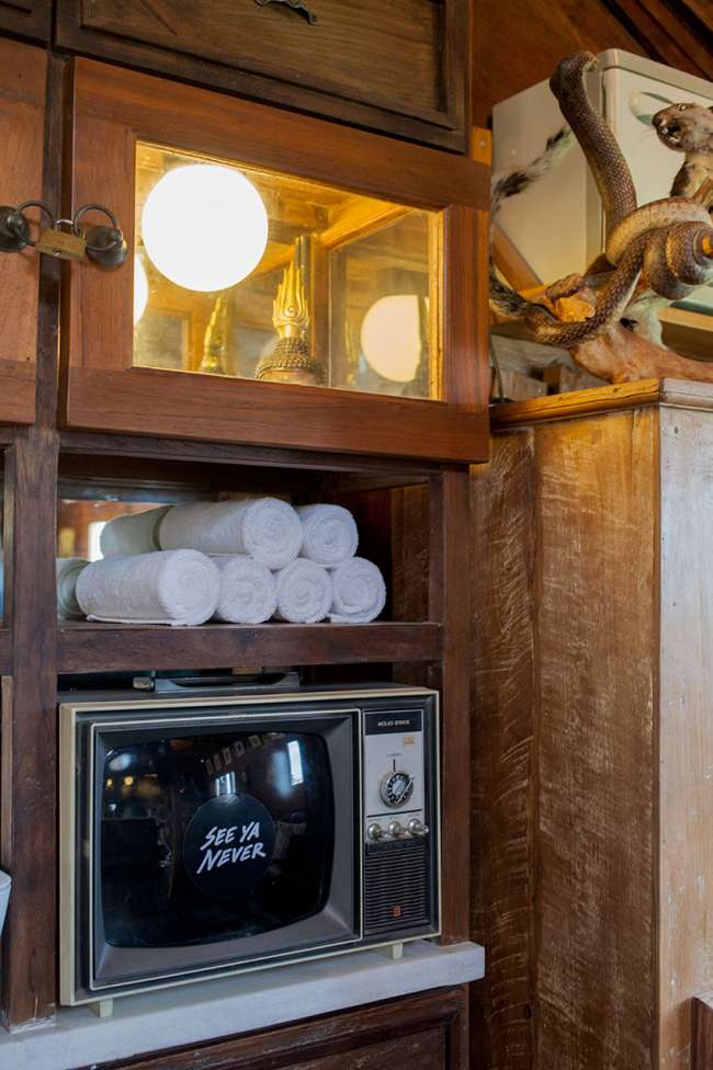 dorseys-barber-shop-at-deus-ex-machina-tv-shelf