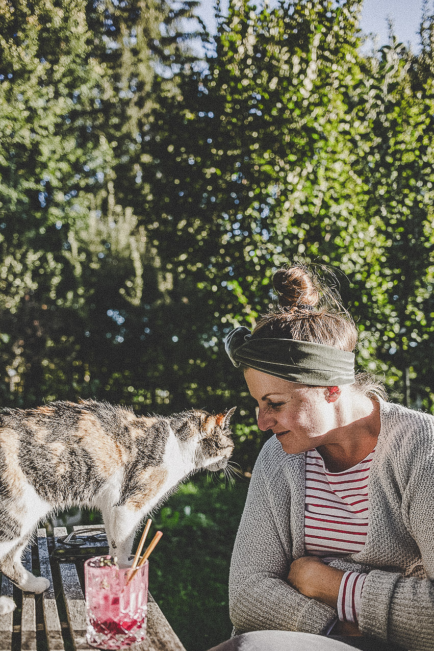 farmmade_utagleiser_photography_katze_schmusen