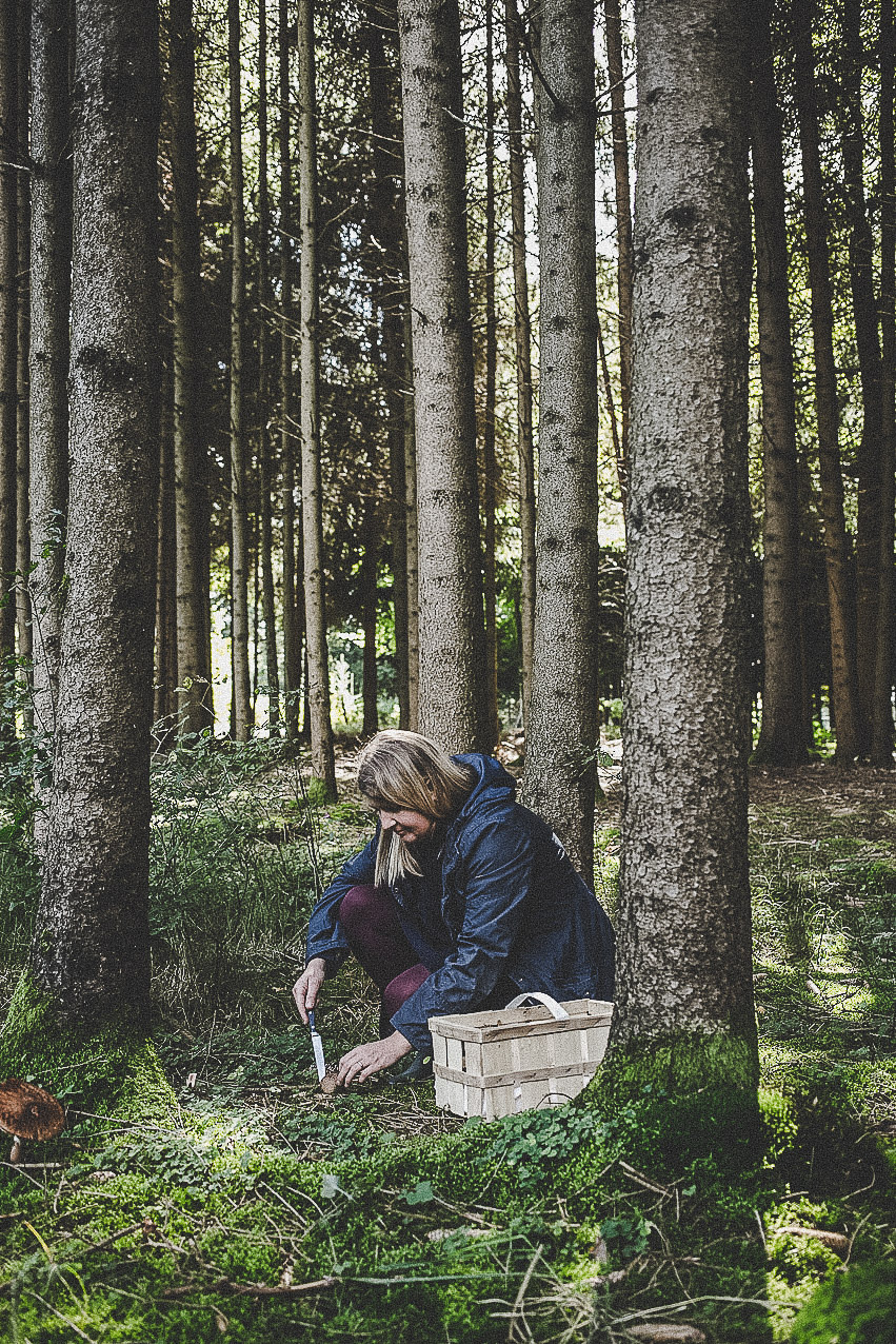farmmade_utagleiser_photography_pilze_sammeln_lisa