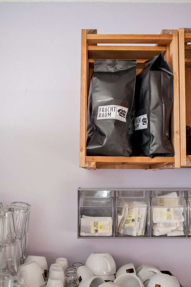 frachtraum-stullenbar-kaffee-tassen