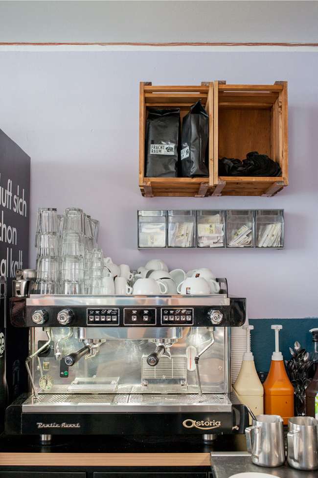 frachtraum-stullenbar-kaffeemaschine-regal