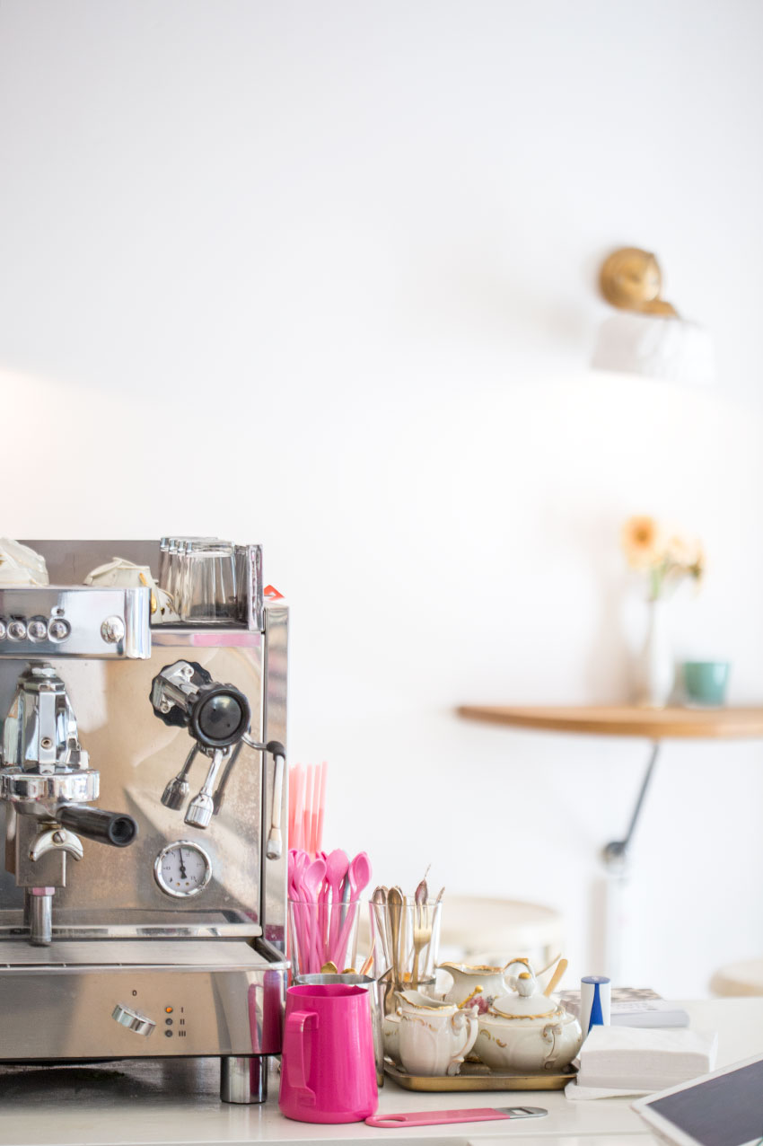 joe-makroenchen-hamburg-macarons-kaffeemaschine-tresen