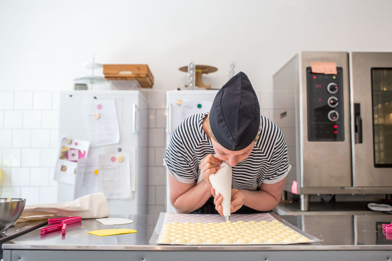 joe-makroenchen-hamburg-macarons-konzentriert