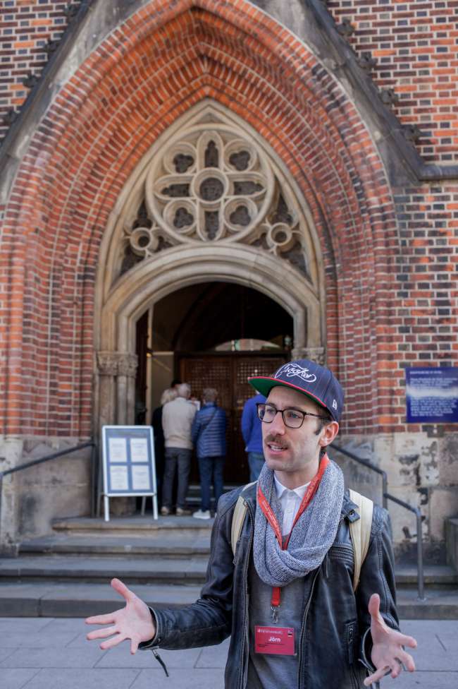 joern-stadtfuehrung-gestik-eingang