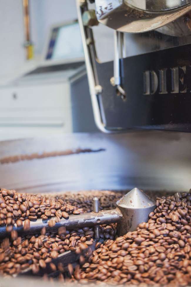 kaffee-roesterei-black-delight-kaffeebohnen-abkuehlen