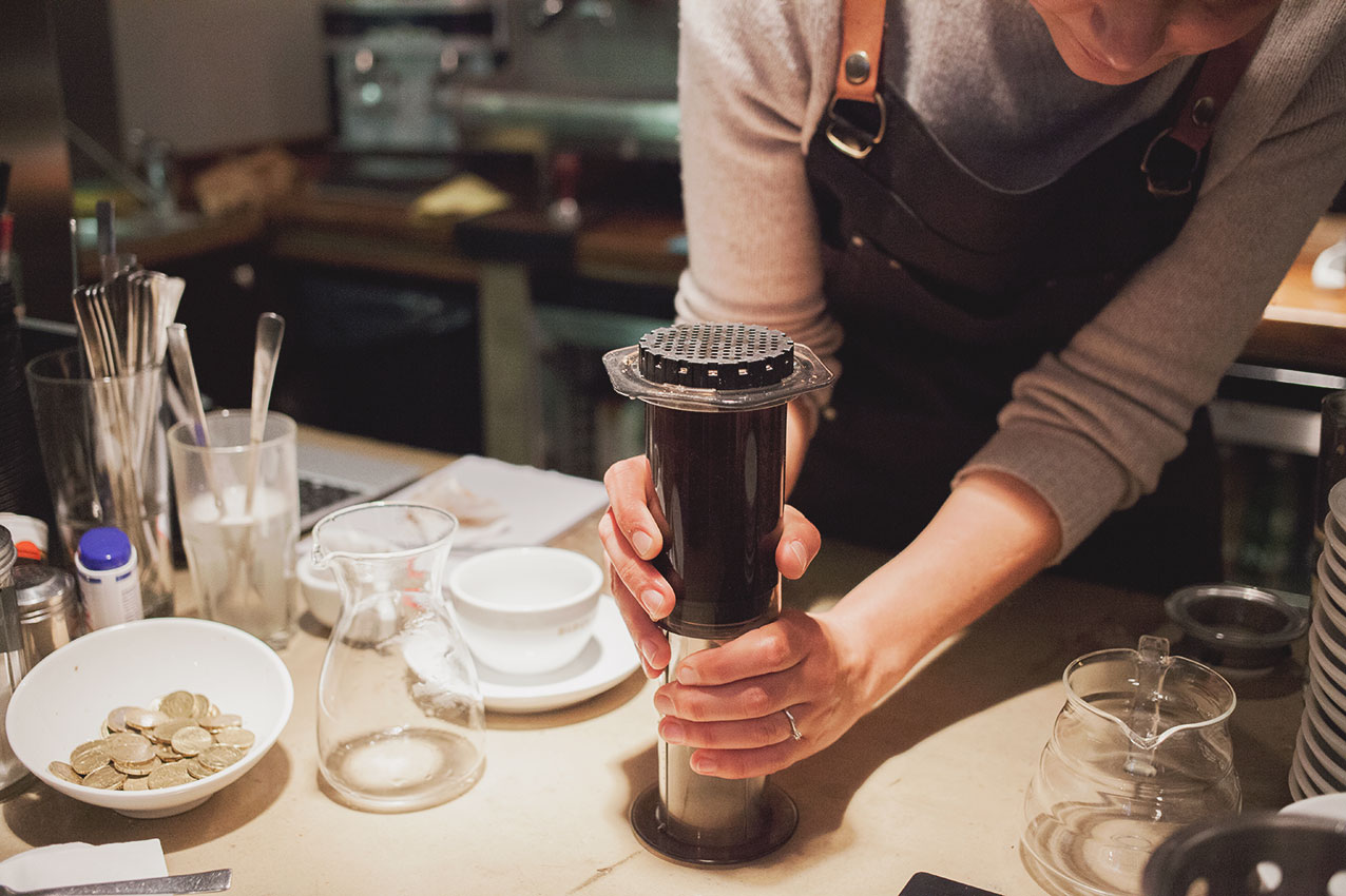 kaffeebar-cafe-black-delight-haende-aeropress