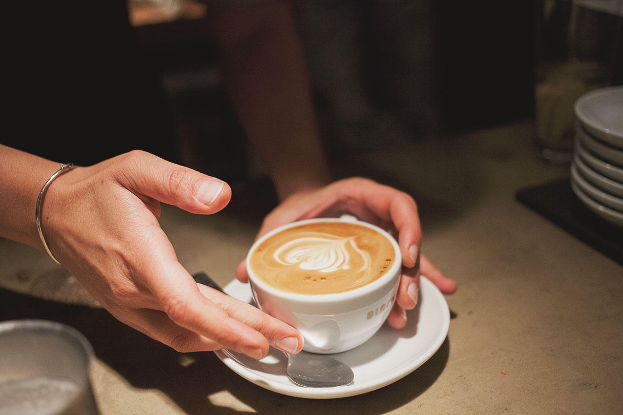 kaffeebar-cafe-black-delight-tasse-haende