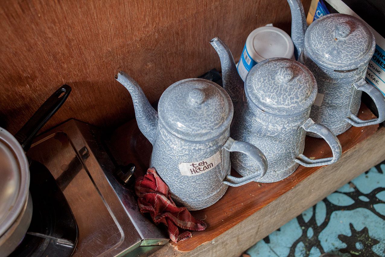 kangen-ubud-bali-kaffeekannen-kuechenboden