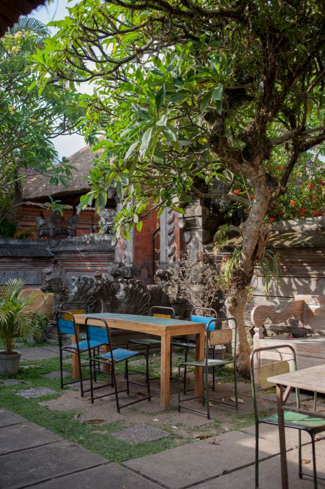 kangen-ubud-bali-tisch-garten