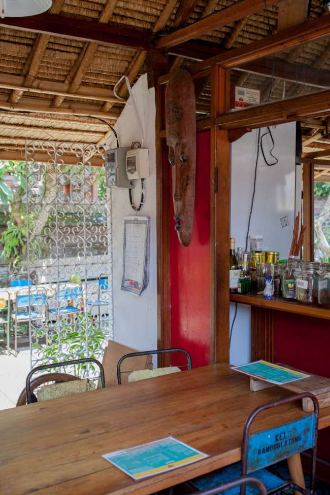 kangen-ubud-bali-tisch-rote-wand