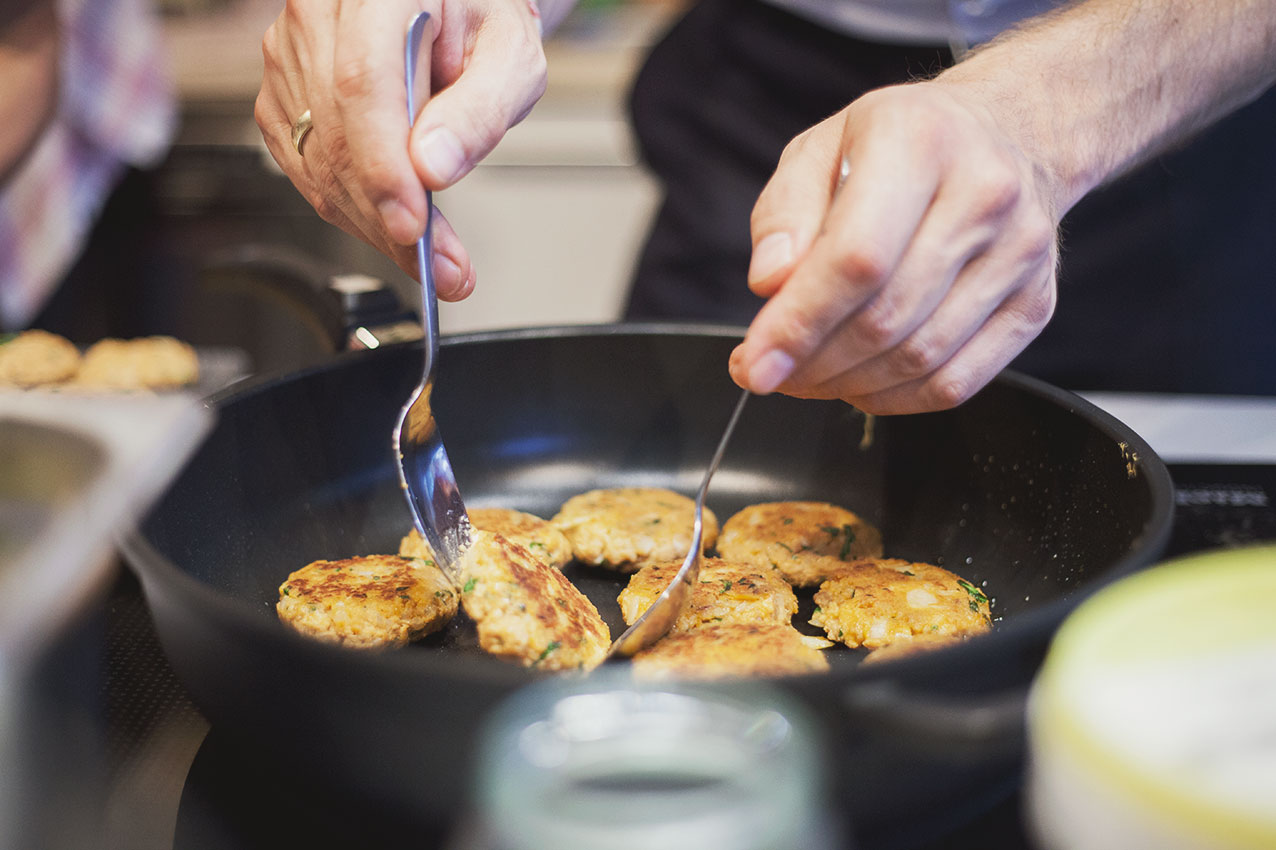 kurkuma-vegane-kochschuleburger-anbraten