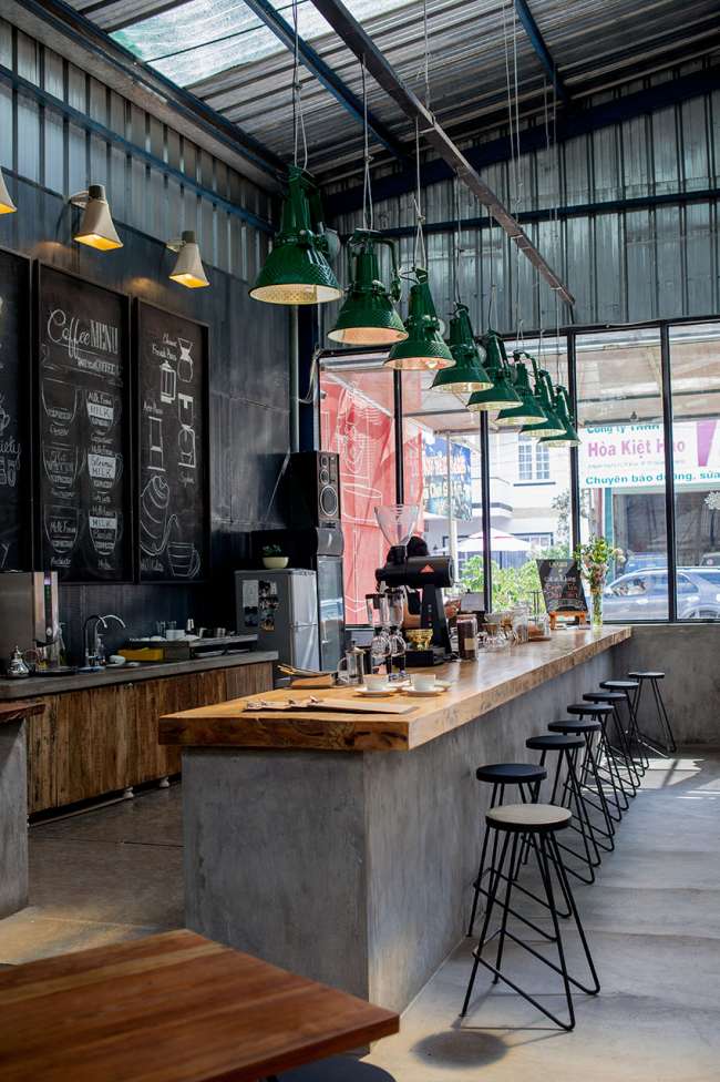 la-viet-coffe-shop-cafe-dalat-tresen-lampen-seitlich