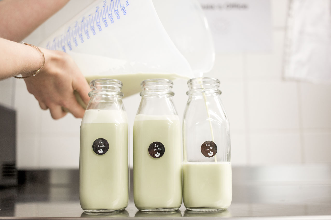 lebe-leicht-juice-bar-eppendorf-flaschen-mandelmilch
