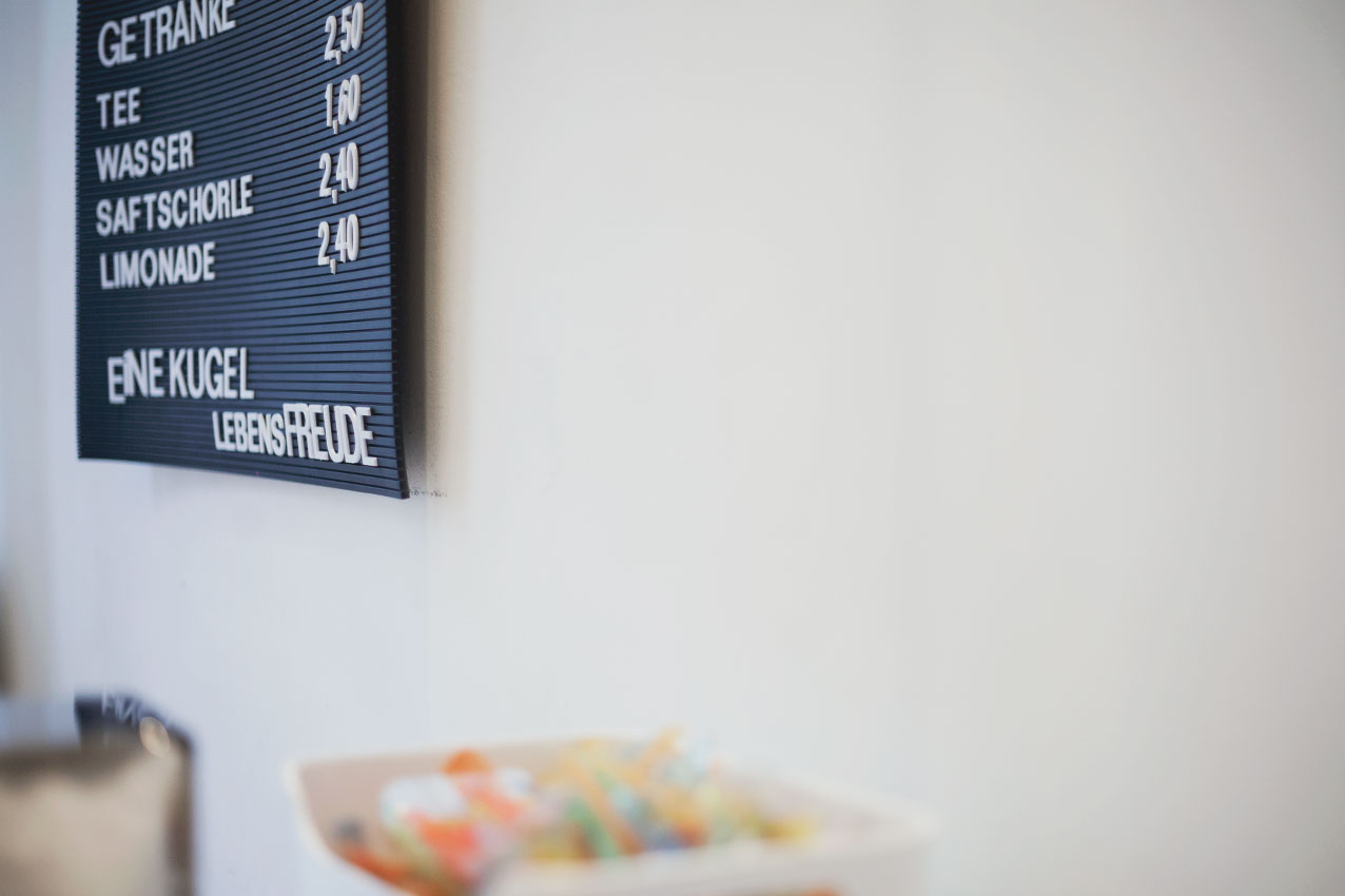 luicellass-ice-cream-eisdiele-homemade-schild-loeffel