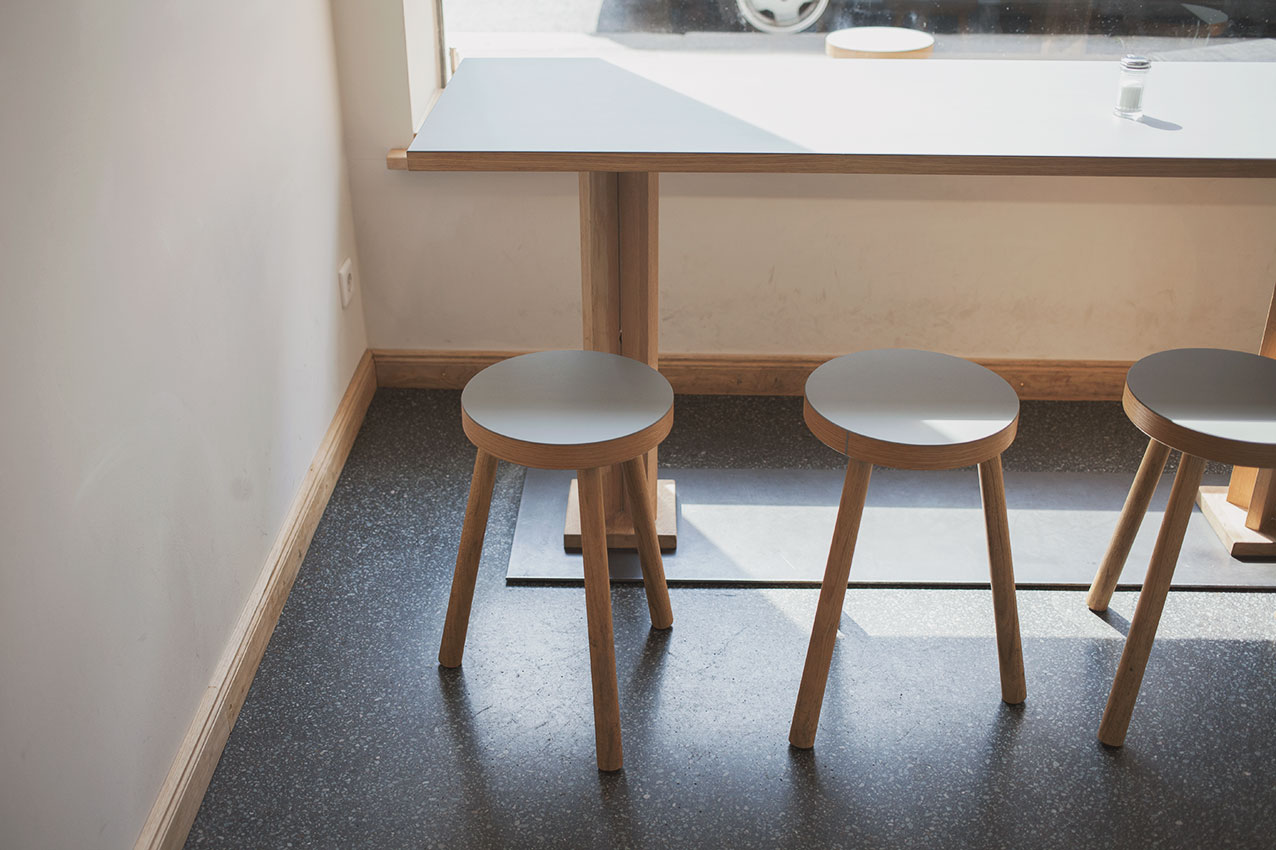 milch-und-feinkost-cafe-hocker