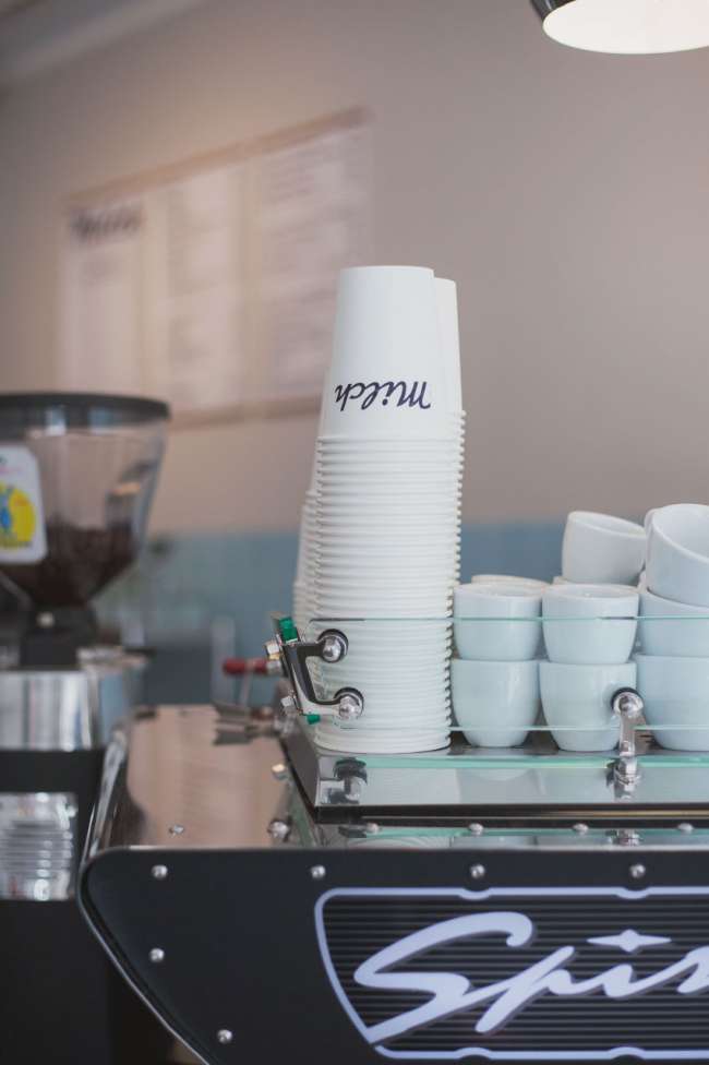 milch-und-feinkost-cafe-kaffeemaschine-becher