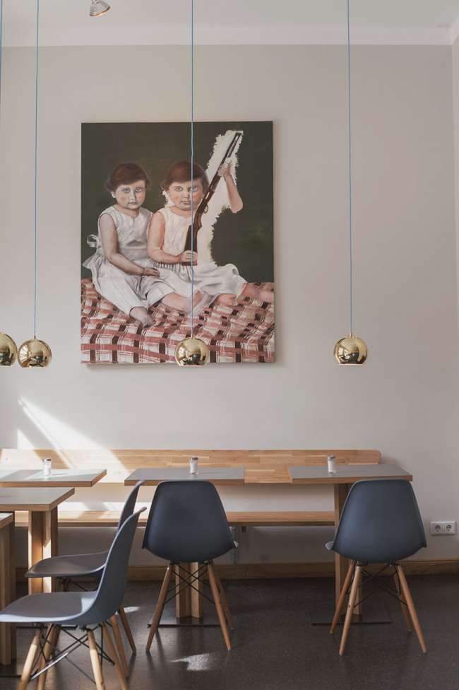 milch-und-feinkost-cafe-stuehle-lampen-bild