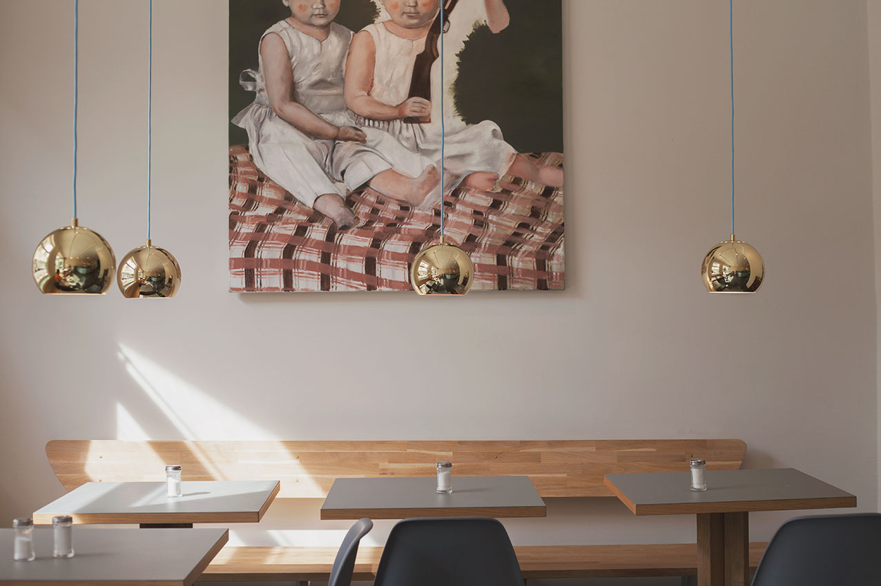 milch-und-feinkost-cafe-tische-bild