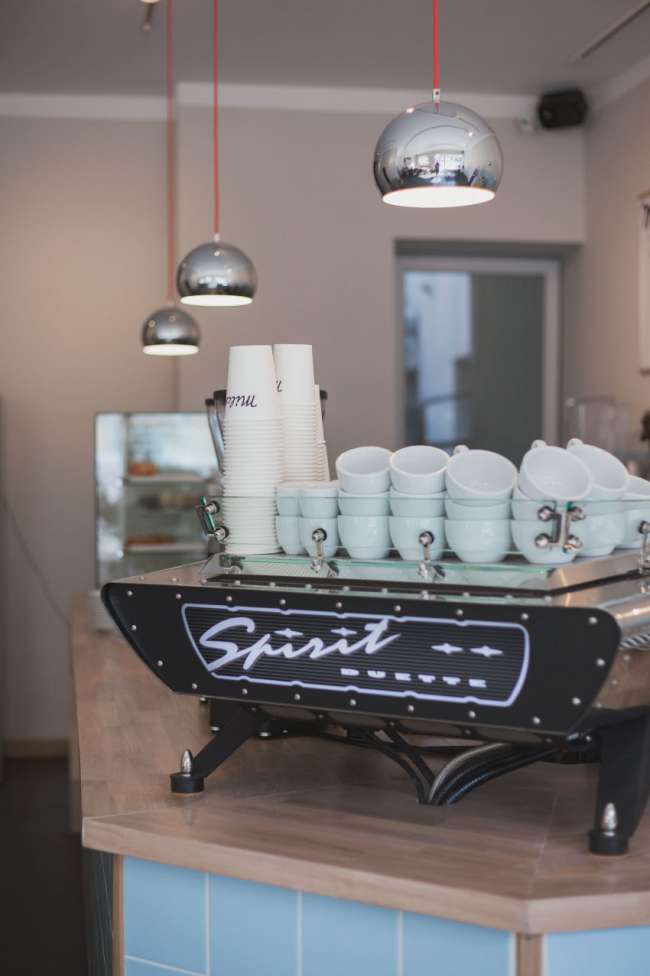 milch-und-feinkost-cafetresen-kaffeemaschine