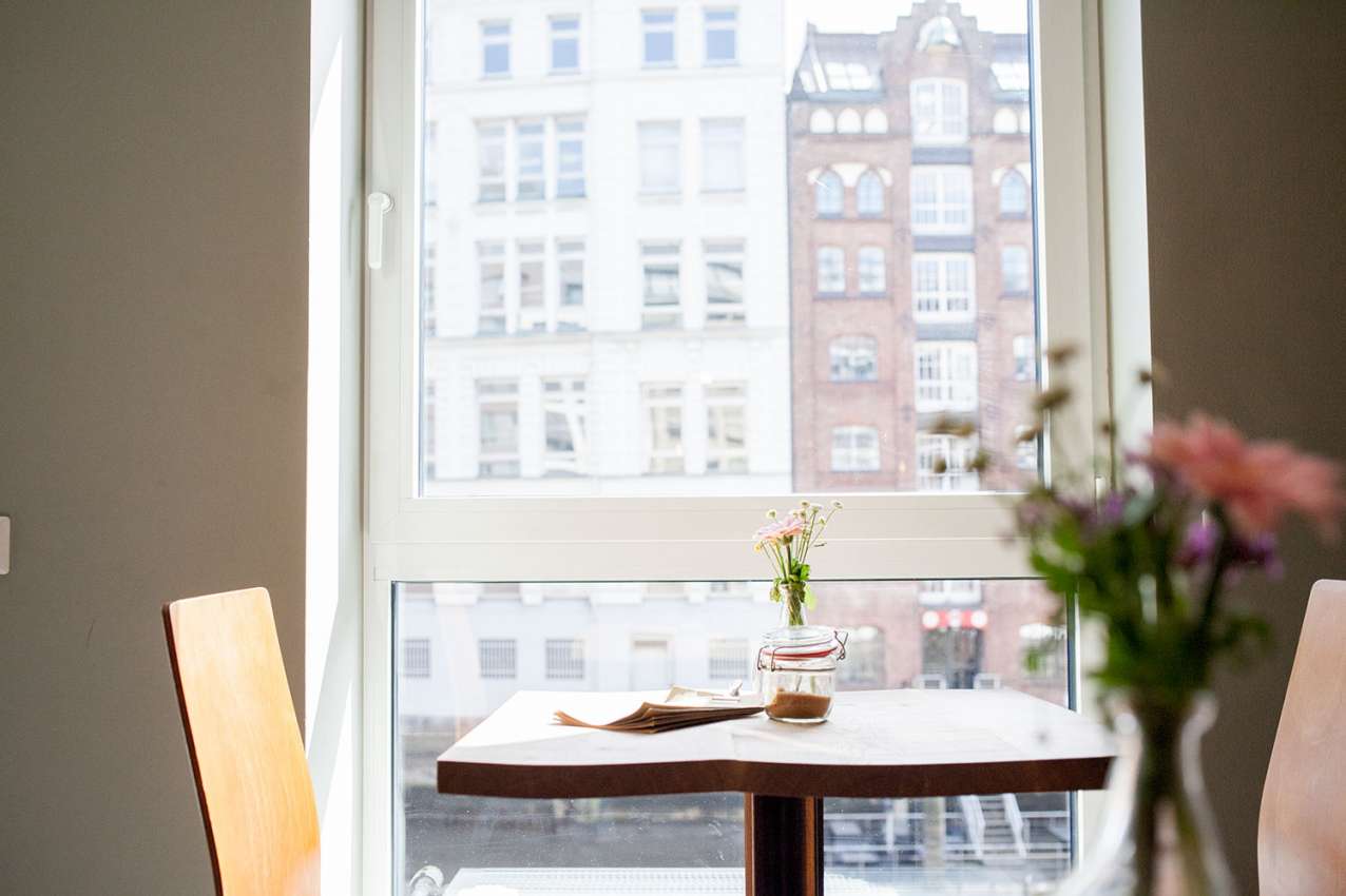 nord-coast-coffee-roastery-blumen-tisch-fenster