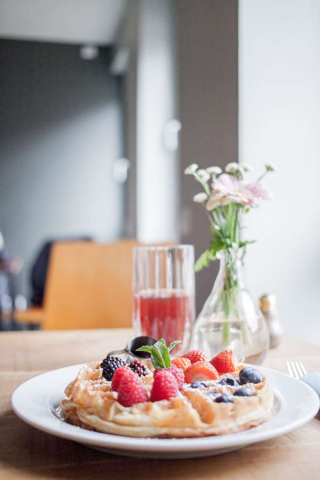 nord-coast-coffee-roastery-waffel-beeren-blumen