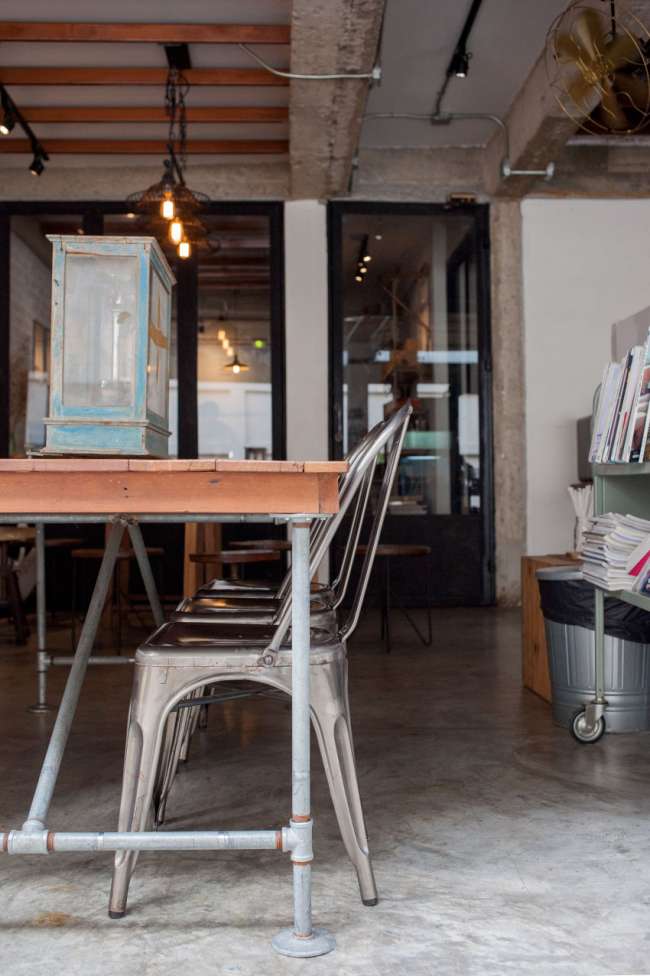 one-ounce-for-onion-fashion-cafe-bangkok-coffee-shop-chairs