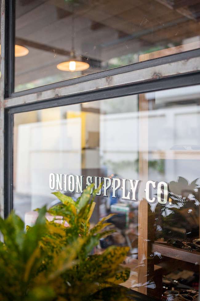 one-ounce-for-onion-fashion-cafe-bangkok-coffee-shop-fenster-logo