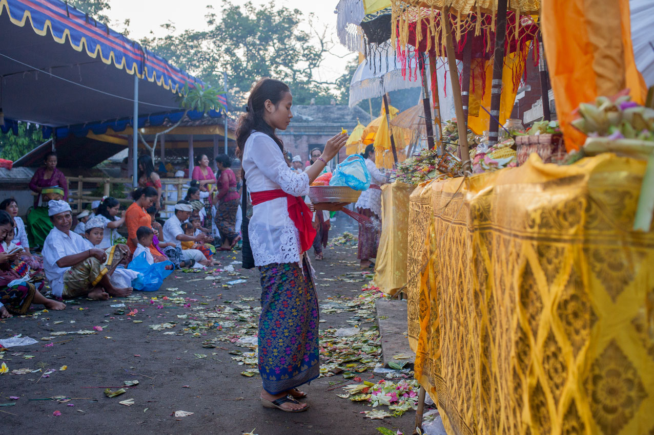 pura-lingsar-lombok-frau-opfergabe-beten