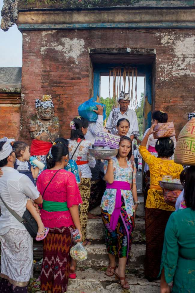 pura-lingsar-lombok-frauen-tempel-opfergaben