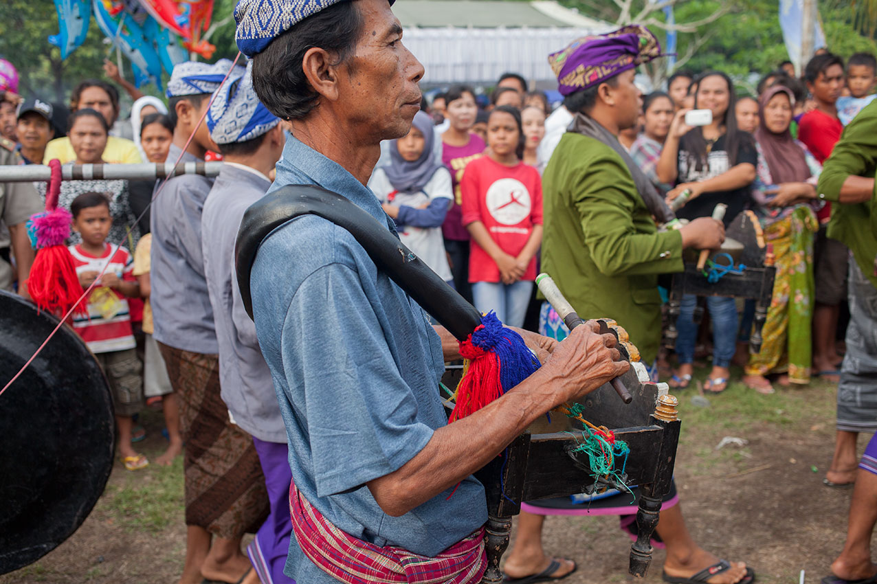 pura-lingsar-lombok-mann-instrument
