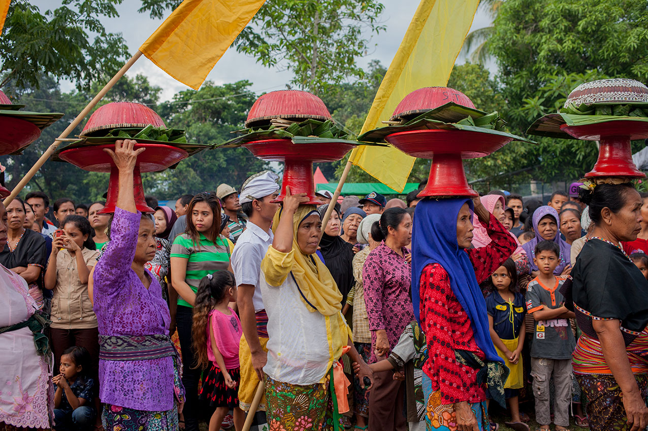 pura-lingsar-lombok-opfergaben-fahnene