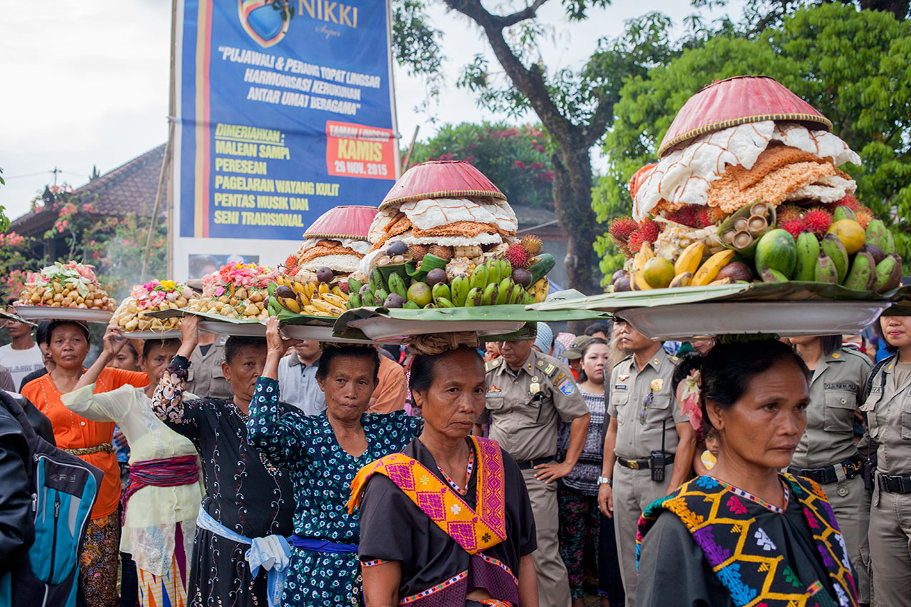 pura-lingsar-lombok-opfergaben-frauen
