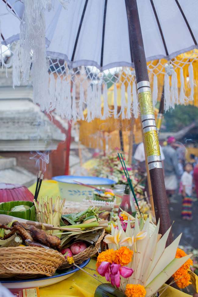 pura-lingsar-lombok-opfergaben-schirm