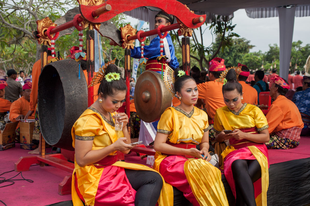 pura-lingsar-lombok-taenzerinnen