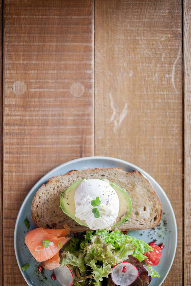 rain-cafeatery-altona-brot-avocado-ei