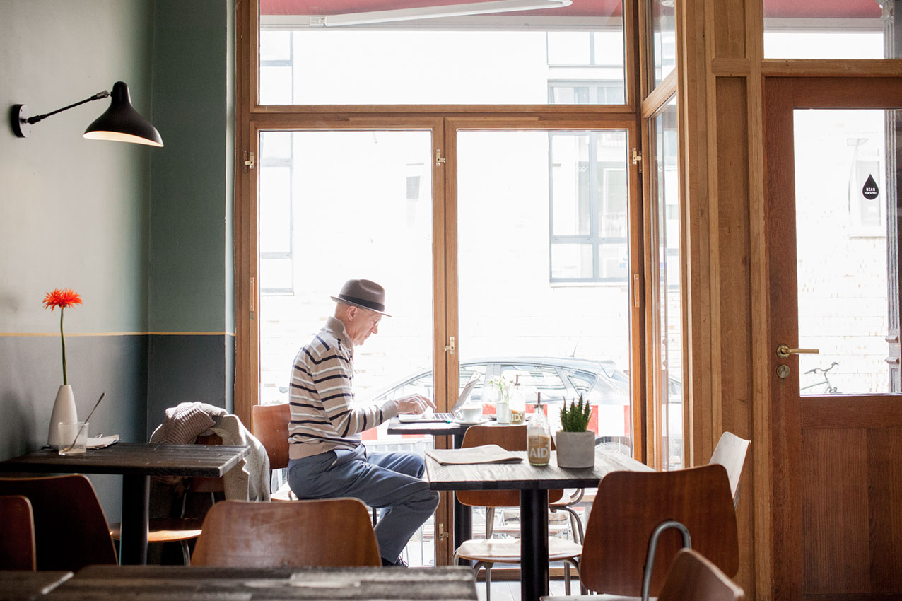 rain-cafeatery-altona-fensterplatz-mann