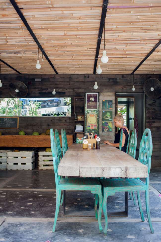 samadi-bali-yoga-retreat-organic-food-restaurant-table
