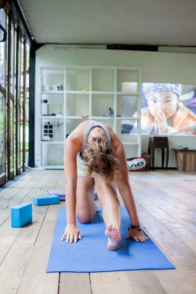 samadi-bali-yoga-retreats-organic-food-girl-yoga-class