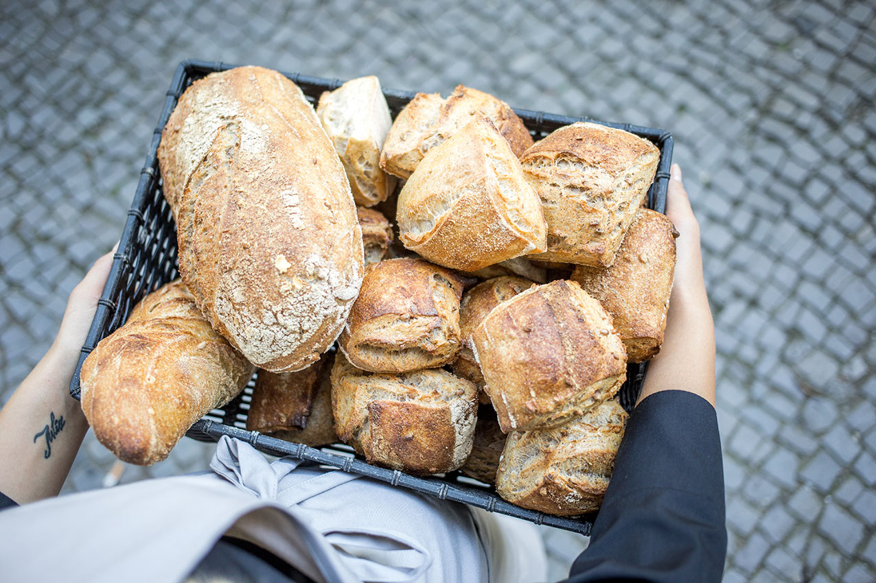 the-bread-station-baeckerei-berlin-brotkorb-schuerze