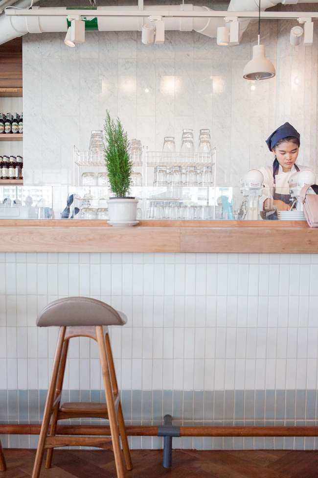 the-commons-bangkok-barhocker-tresen