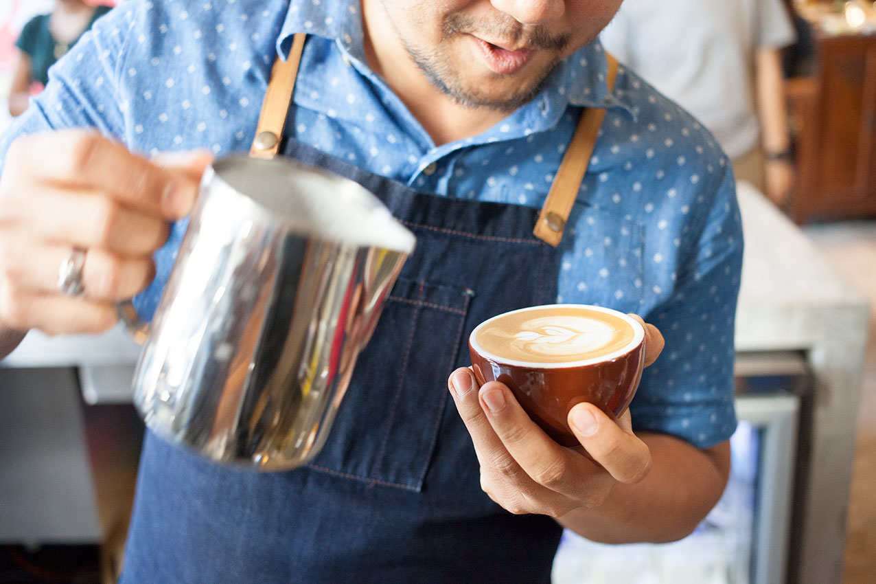 the-commons-bangkok-capuccino-eingiessen