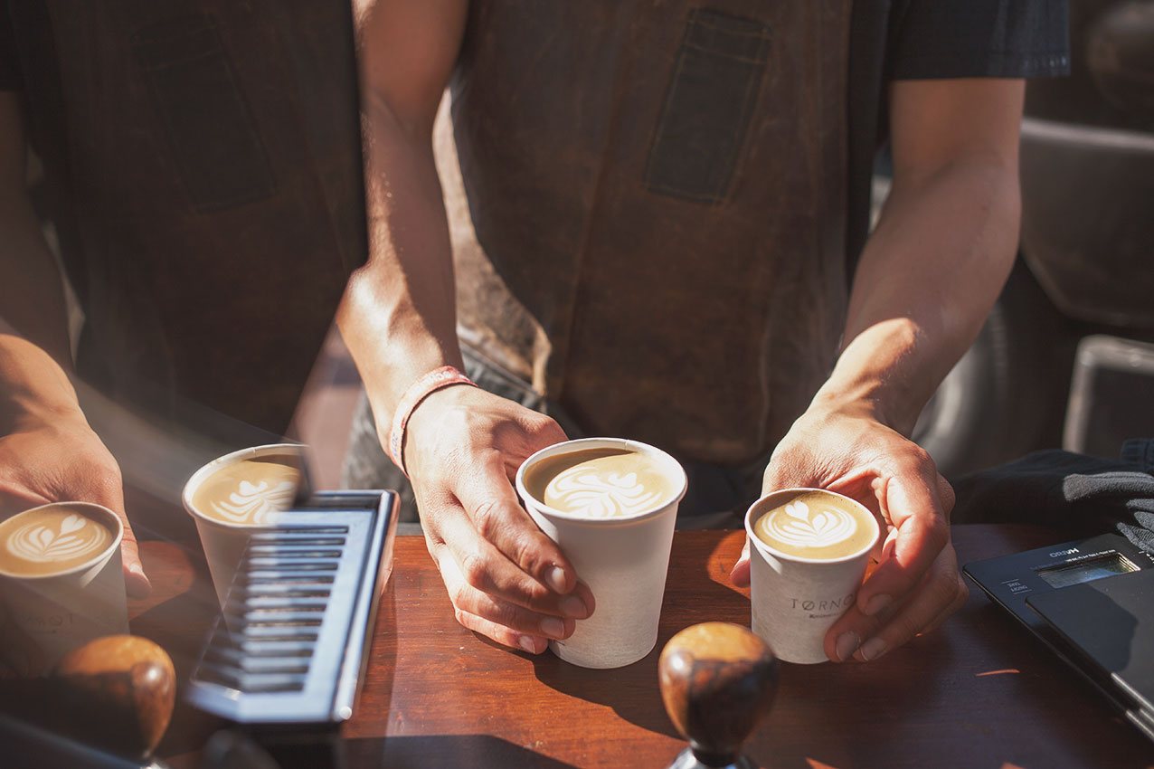 tornqvist-coffee-haende-flat-white